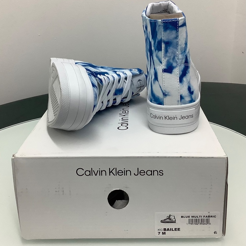 Calvin Klein - Picture 2 of 4